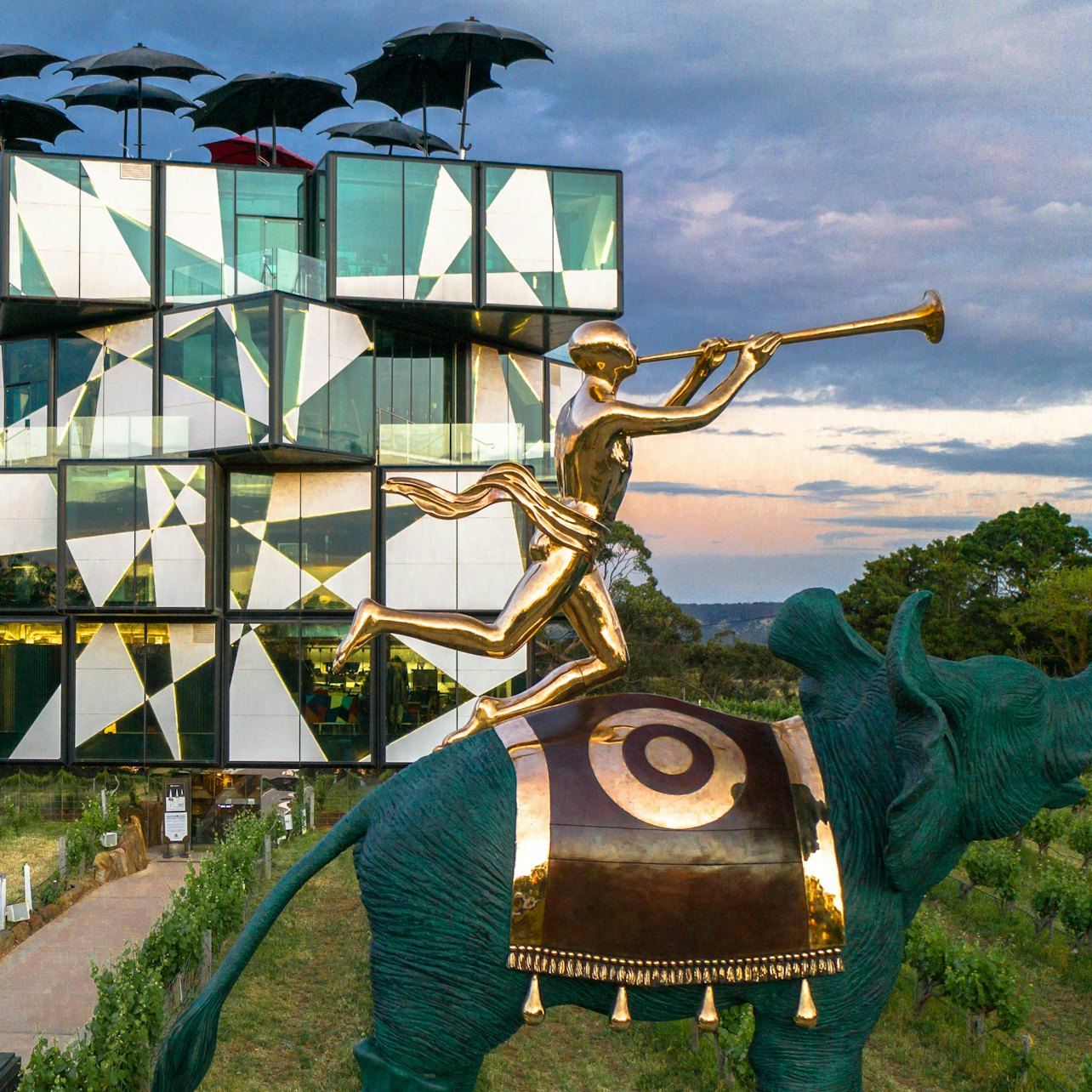 d'Arenberg Cube: visita guidata + degustazione di vini + ingresso alla mostra di Salvador Dalì