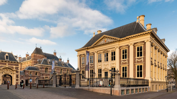 Haager Tribunal + Mauritshuis-Museum + Den Haag Platz + Binnenhof