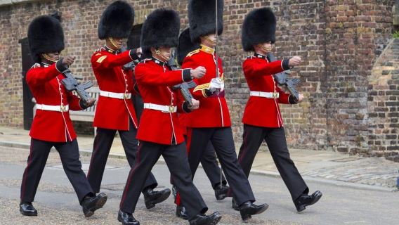 Tower of London: Eröffnungszeremonie der Beefeater und Kronjuwelen