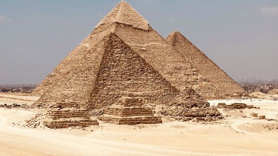 포트사이드 호텔에서 바라보는 심플한 피라미드