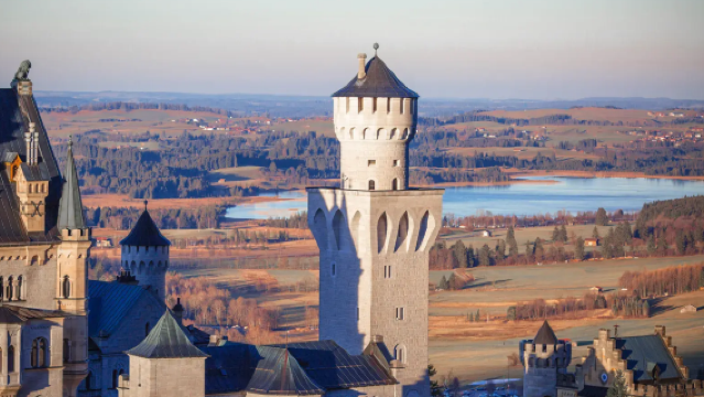 1-day Tour of Southern Germany Border Towns: Linderhof Palace + Oberammergau Town + Neuschwanstein