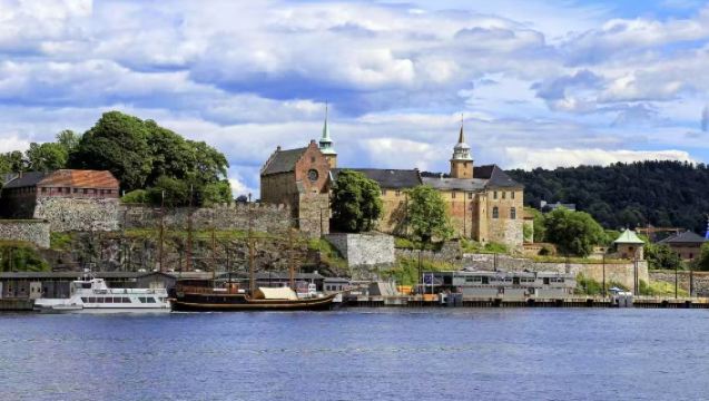 Lawatan sehari pergi-balik Oslo: Kampung Krismas + Kubu Akershus + Fjord + Istana Akershus