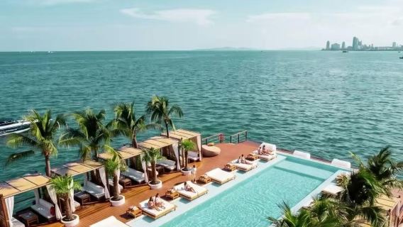 SINA BEACH CLUB - Schwimmende Bar auf dem Meer in Pattaya, Thailand