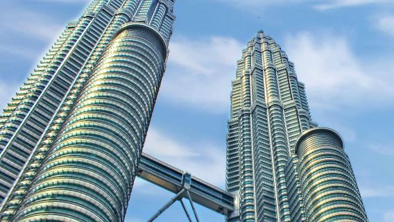Petronas Twin Towers + Hotel Pick-Up: Skip The Line