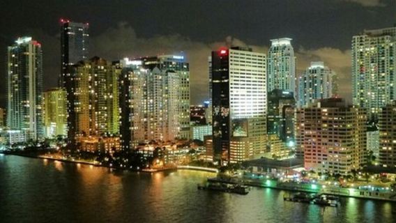 ไมอามี: ล่องเรือชมทิวทัศน์ยามเย็นในอ่าวบิสเคย์นบนเรือยอชต์สุดหรู