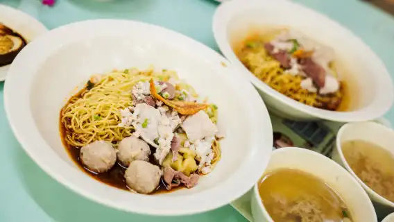 Small Group: Michelin & Local Hawker Food Tour