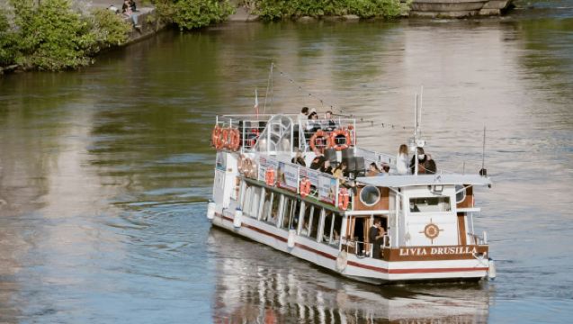 Rome: Tiber Sunset Cruise with Aperitif