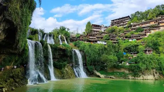 장가계를 출발하여 봉황고성을 방문하고 푸롱타운의 독특한 매력을 느껴보세요.