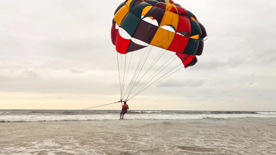Bali: tour di parapendio, moto d'acqua e Uluwatu con danza Kecak