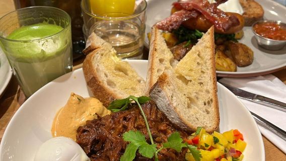 servicio de reservas en el restaurante de moda Bakers & Roaste en Ámsterdam, Países Bajos