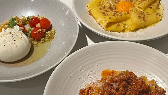 Tempahan di Bancone London restoran tersembunyi di England, UK pasta Itali pasta telur kuning tanda tangan dengan kacang pasta bolognese tempahan tempat duduk