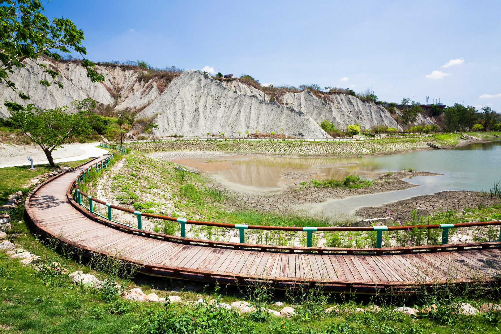 tour di un giorno a Kaohsiung: Moon World, villaggio folkloristico Hakka di Meinong, via antica di Qishan e distretto artistico di Pier-2