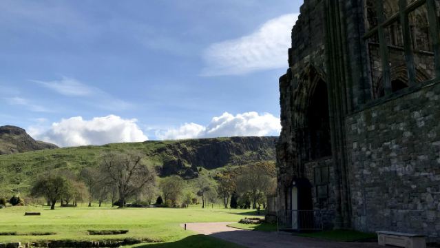 Explore Edinburgh – A Perfect Blend of Magic and History with Customizable Private Chartered Tours Across the UK