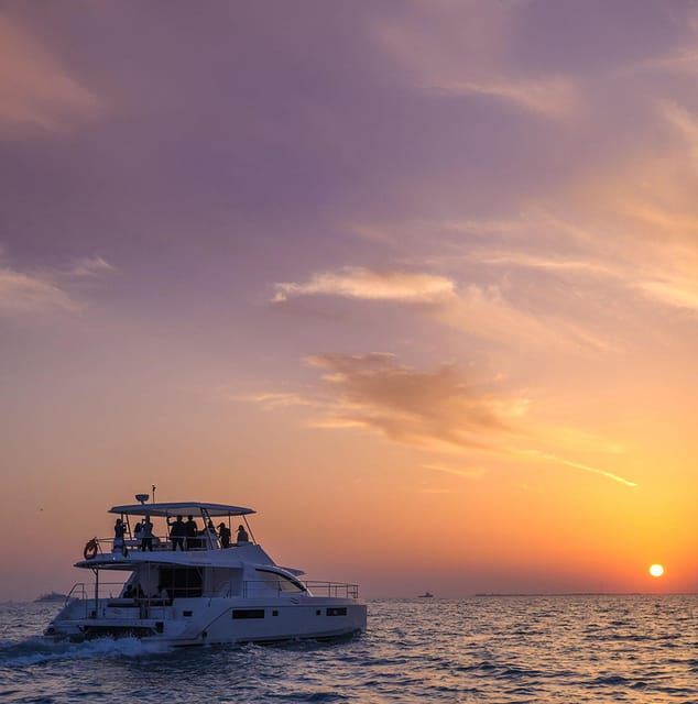 ดูไบ มารีน่า: ทัวร์เรือยอทช์สุดหรูพร้อมอาหารเช้าหรือบาร์บีคิว