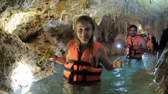 圖倫：帶導遊的溶洞之旅 + 午餐 + 往返接送