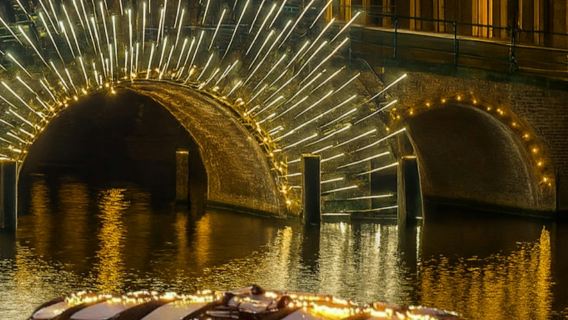 Amsterdam Light Festival: Boat cruise with Snacks and Glühwein