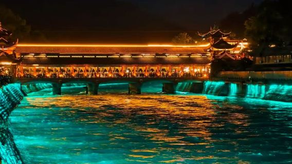 ออกเดินทางจากเฉิงตู [เที่ยวกลางคืนที่ตูเจียงเยี่ยน+ชมวิวยามค่ำคืนที่พื้นที่หนานชาง (น้ำตาสีฟ้า)] ออกเดินทางตอนบ่าย - ทัวร์ครึ่งวัน