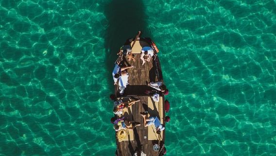 Cagliari: Paseo en barco, esnórquel, aperitivo y varias paradas para nadar.