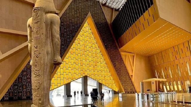 Von Hurghada: Kleine Gruppe Ganztagestour zum Großen Ägyptischen Museum GEM & Pyramiden von Giza