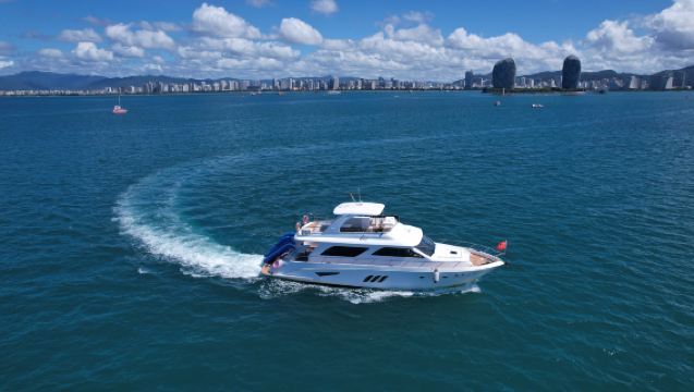 เรือยอชท์หรูใหม่ 3 ชั้น หลังคาแข็งนำเข้าที่ซานย่า (รวมกิจกรรมตกปลาทะเล + เรือเจ็ทสกี + ดำน้ำตื้น) เช่าเรือส่วนตัว (ไม่เกิน 10 คน)