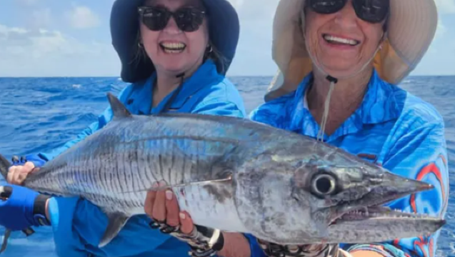 Австралия: Полнодневная частная аренда лодки для морской рыбалки на Большом Барьерном рифе в Кэрнсе + обед «шведский стол» (тип лодки Blue Whaler | максимум 12 человек)