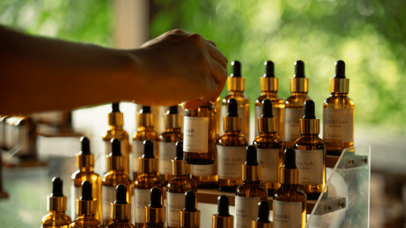 Taller de elaboración de perfumes de Bali Svasensa Perfumería