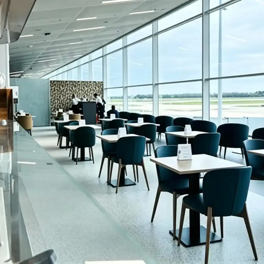 ロンドン スタンス テッド 空港
