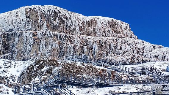 [Pure Tour] Winter Tour of Jiaozi Snow Mountain (8-person group) + Package Ticket | Pick-up service within the city's second ring road area