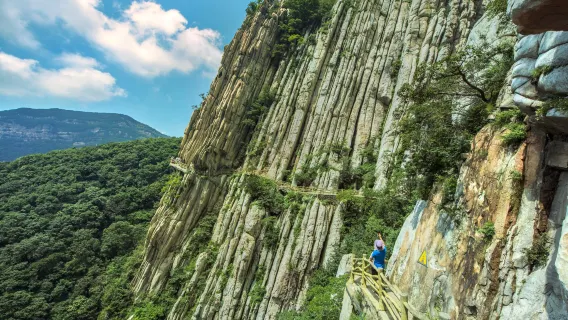 [Departing from Zhengzhou] One-day tour to Songshan Shaolin Scenic Area · Sanhuang Village (Mount Song, the central sacred mountain, and its Zen martial peaks)