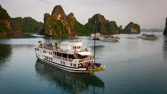 4-star cruise with overnight stay on board in Vietnam's Ha Long Bay [We are a local Vietnamese fleet]