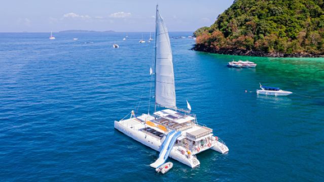 Tur santai setengah hari di Phuket Coral Island dan kapal layar di Tanjung Promthep, Thailand.
