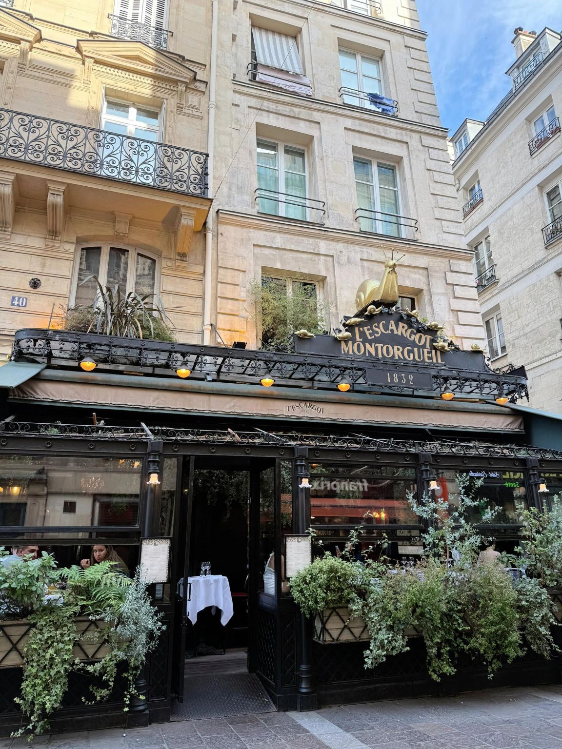 Layanan reservasi restoran viral L‘Escargot Montorgueil di Paris, Prancis
