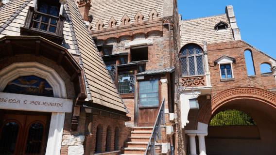 Las joyas ocultas de Roma: tour privado de Villa Torlonia y Coppedé