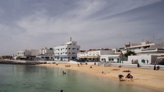 From Lanzarote: Day Trip to Fuerteventura and Corralejo