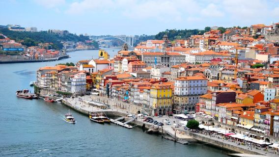 Recorrido a pie por Oporto con espectáculo de fado (grupos reducidos)