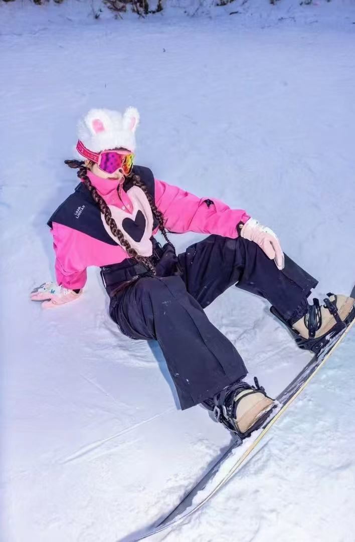 บริการเช่าชุดสกีสุดฮิตที่หย่าบูลี่ - ชุดสกีสุดฮิต + หมวกกันน็อก + แว่นตากันหิมะ + อุปกรณ์ป้องกัน (มีหลายแบบให้เลือก)