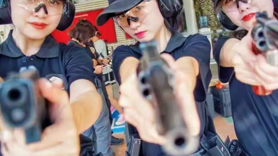 Pengalaman menembak senapang sebenar di Lapang Menembak Tentera Laut di Bangkok, Thailand