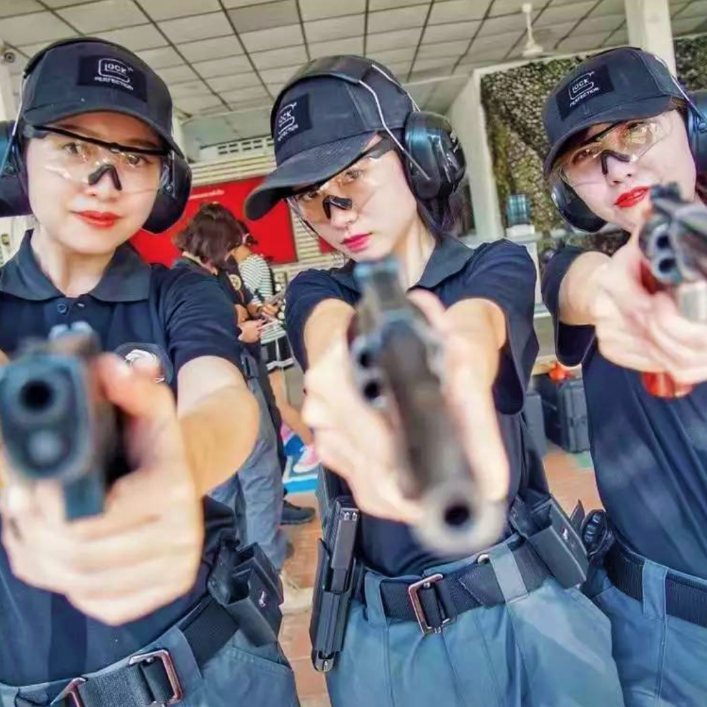 Experiencia real de tiro con armas en el campo de tiro de la Armada en Bangkok, Tailandia