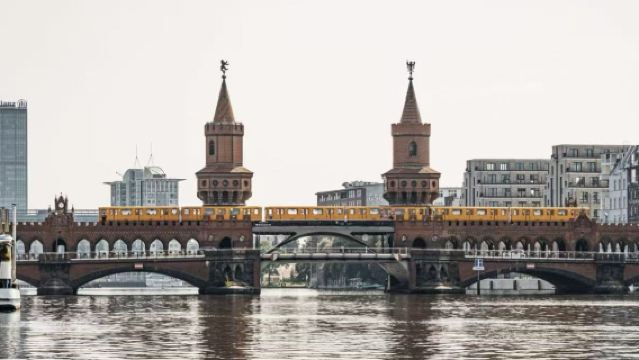 Lawatan sehari ke Istana Sanssouci, Jambatan Glienicke, Istana Baru dan Istana Cecilienhof di Berlin, Jerman