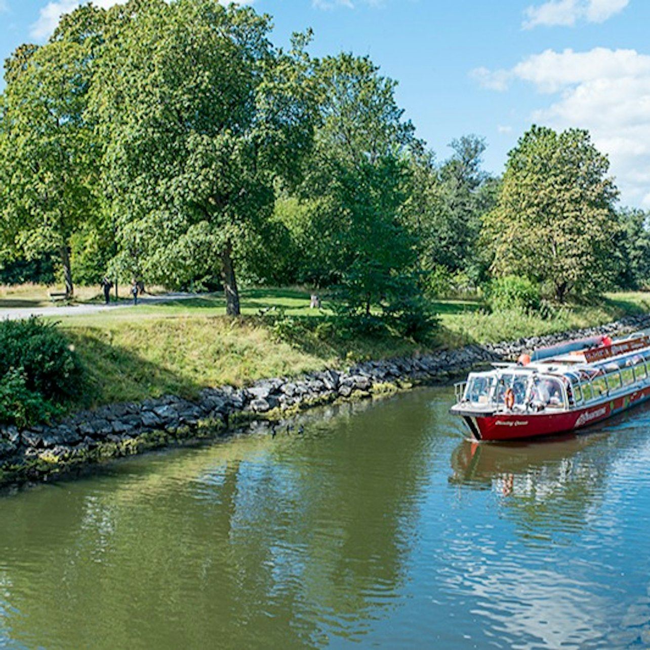 Estocolmo: tour en barco por los canales y puentes reales con audioguía