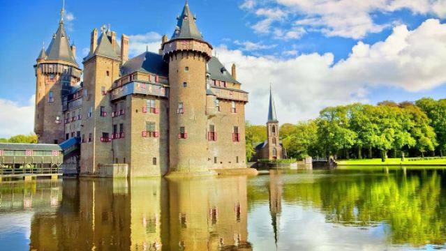 Berlepas dari Amsterdam: Jelajah Sejarah Utrecht + Pesta Beli-belah Roermond