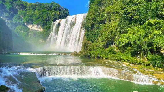 Excursión de un día a la cascada Huangguoshu y las cuevas del Palacio del Dragón desde Guiyang con servicio en chino e inglés