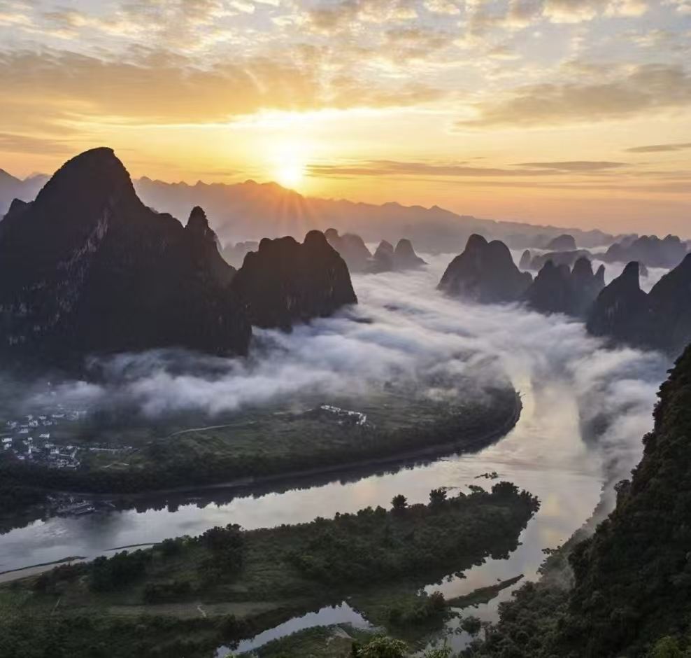 Guilin Highlights : Reed Flute Cave, Xianggong Hill, Li River Bamboo Raft & Evening Show