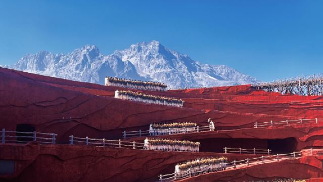 Tour di un giorno all'attrazione della Montagna di Neve Yulong a Lijiang con funivia grande, Blue Moon Valley, Impressioni di Lijiang e Golden Mountain al sole