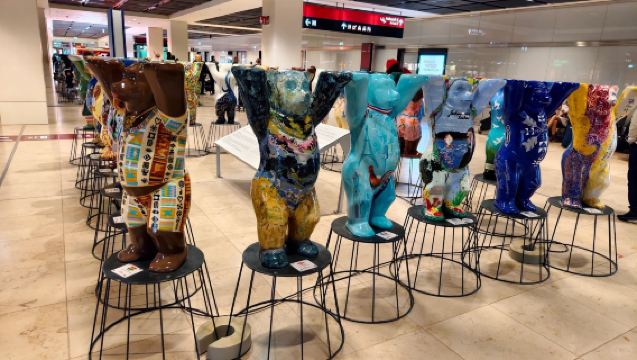 Perkhidmatan ambil di lapangan terbang Berlin, Jerman [Pemandu berbahasa Cina]