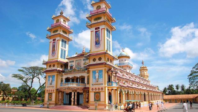 Fuga Spirituale a Tay Ninh: Tempio Cao Dai e Montagna della Vergine Nera da Ho Chi Minh
