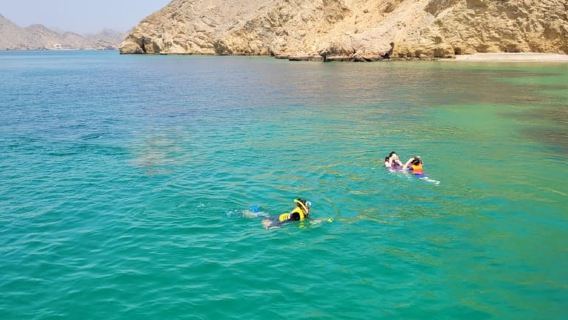 Muscat: Omani Dhow Cruise & Snorkeling Tour
