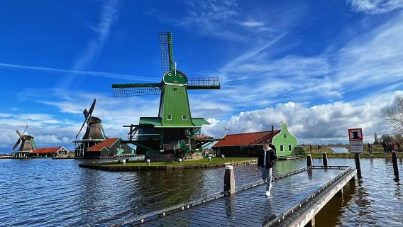Day Tour to Zaanse Schans Windmill Village + Giethoorn Including 1 Hour Boat Cruise