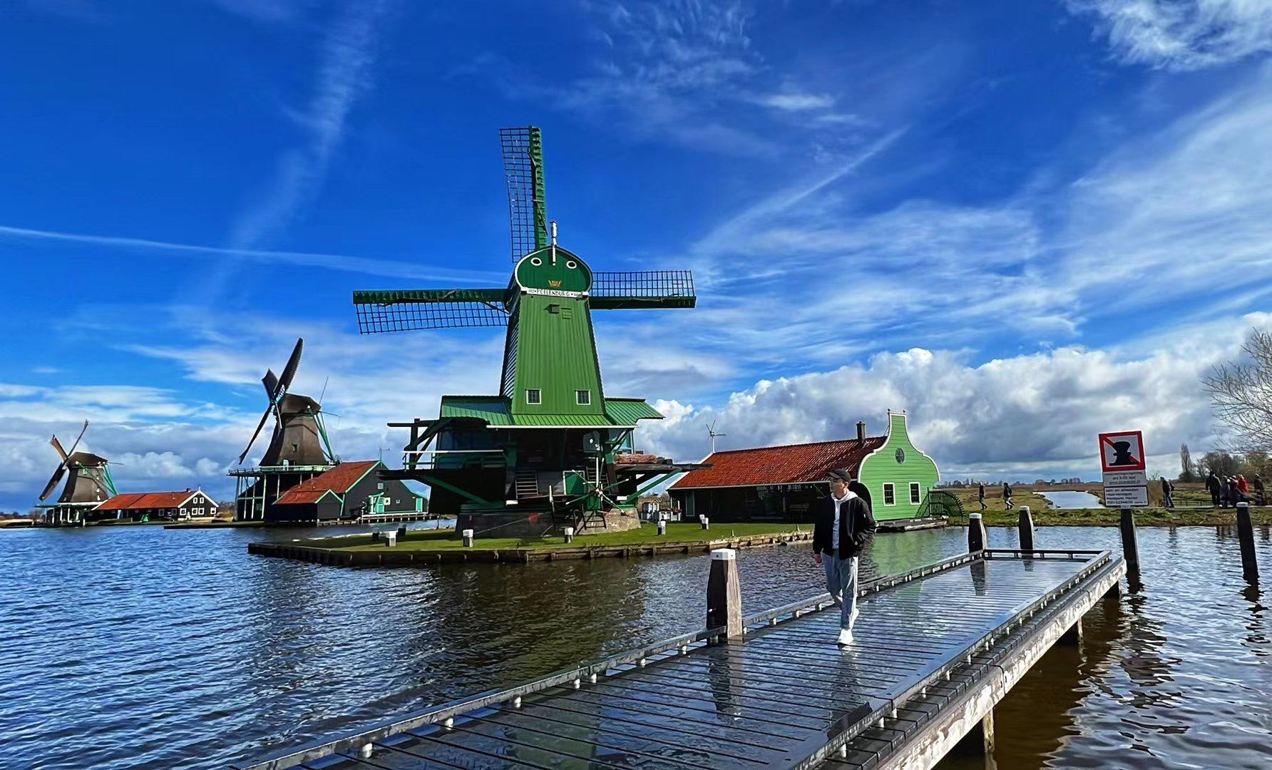 Day Tour to Zaanse Schans Windmill Village + Giethoorn Including 1 Hour Boat Cruise
