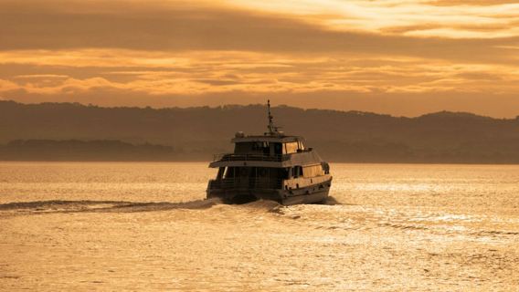 Pulau Phillip: Pelayaran Saat Matahari Terbenam